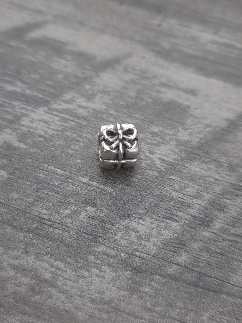 Retired*** Gift Box Charm #790300
